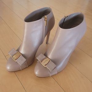 Salvatore ferragamo royal vera bow booties